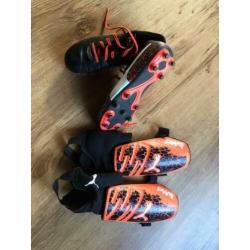 Voetbalschoenen en scheenbescermers