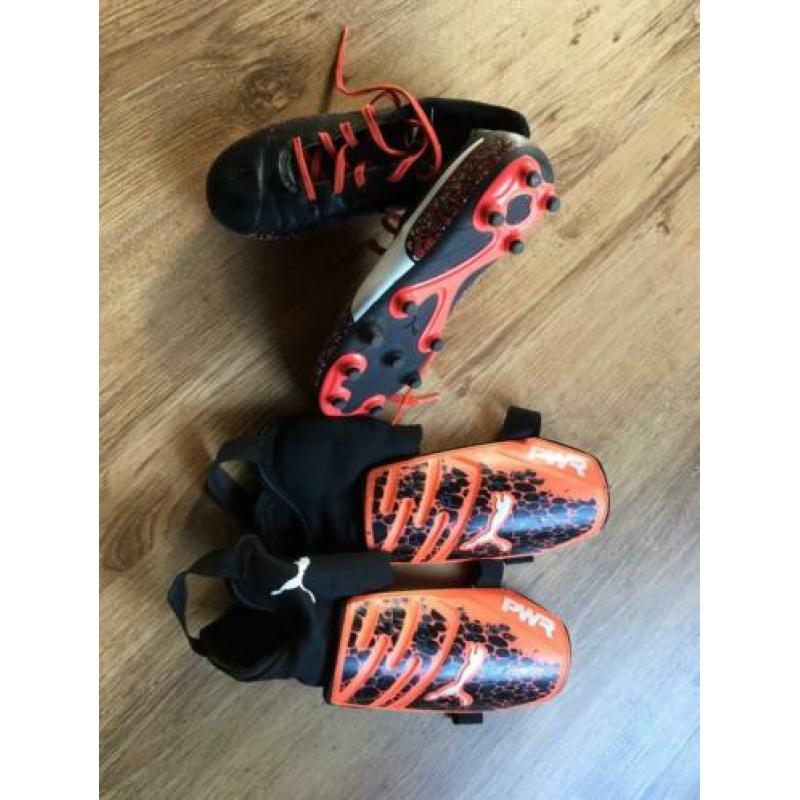 Voetbalschoenen en scheenbescermers
