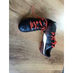 Voetbalschoenen en scheenbescermers