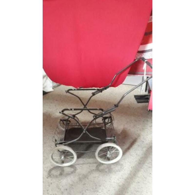 Mooie bruine kinderwagen uit de jaren 80.cabrio met soft top