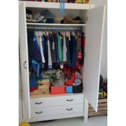 Complete babykamer (kledingkast, commode en ledikant)