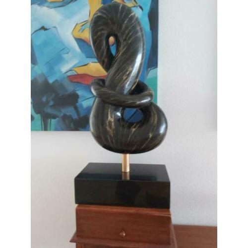 Groot beeld .zwart met goud