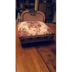 Antiek brocante krukje met gobelin stof.