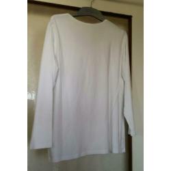 Mooi wit shirt met lange mouw van Miss Etam. Mt. 50.