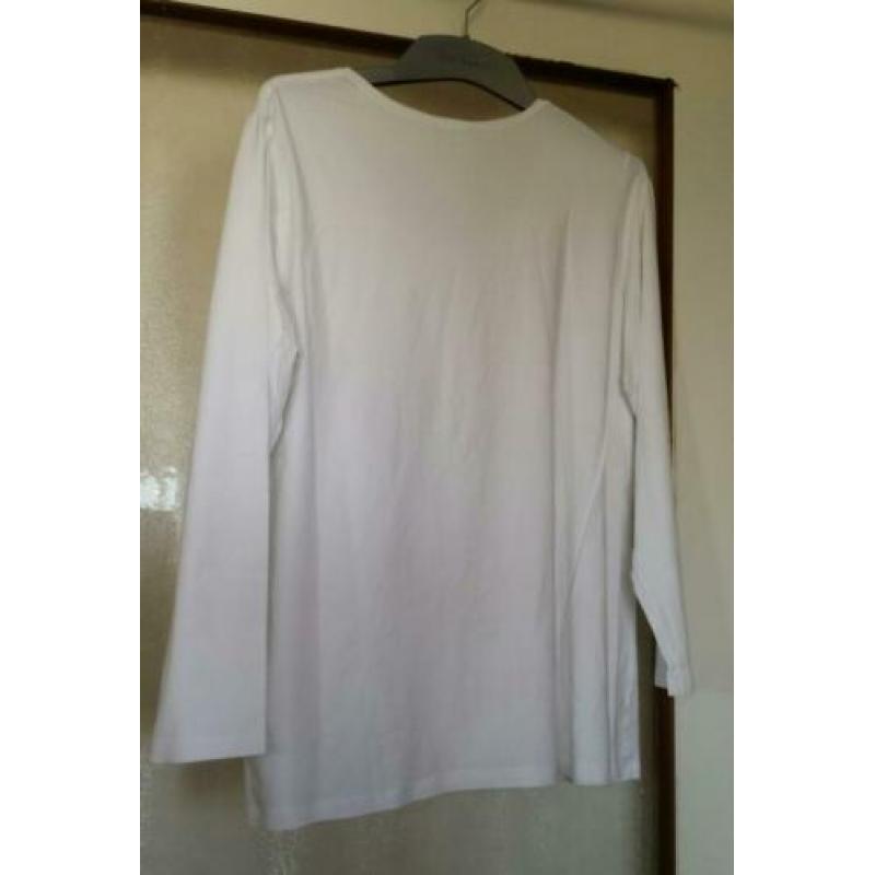 Mooi wit shirt met lange mouw van Miss Etam. Mt. 50.