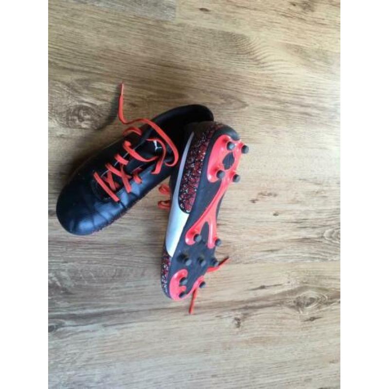 Voetbalschoenen en scheenbescermers