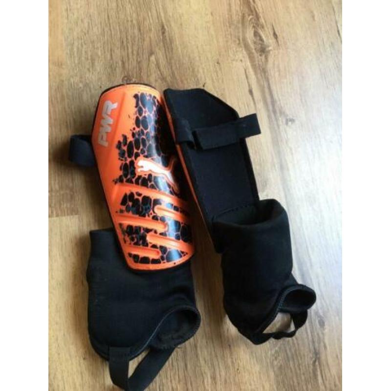Voetbalschoenen en scheenbescermers