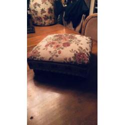 Antiek brocante krukje met gobelin stof.