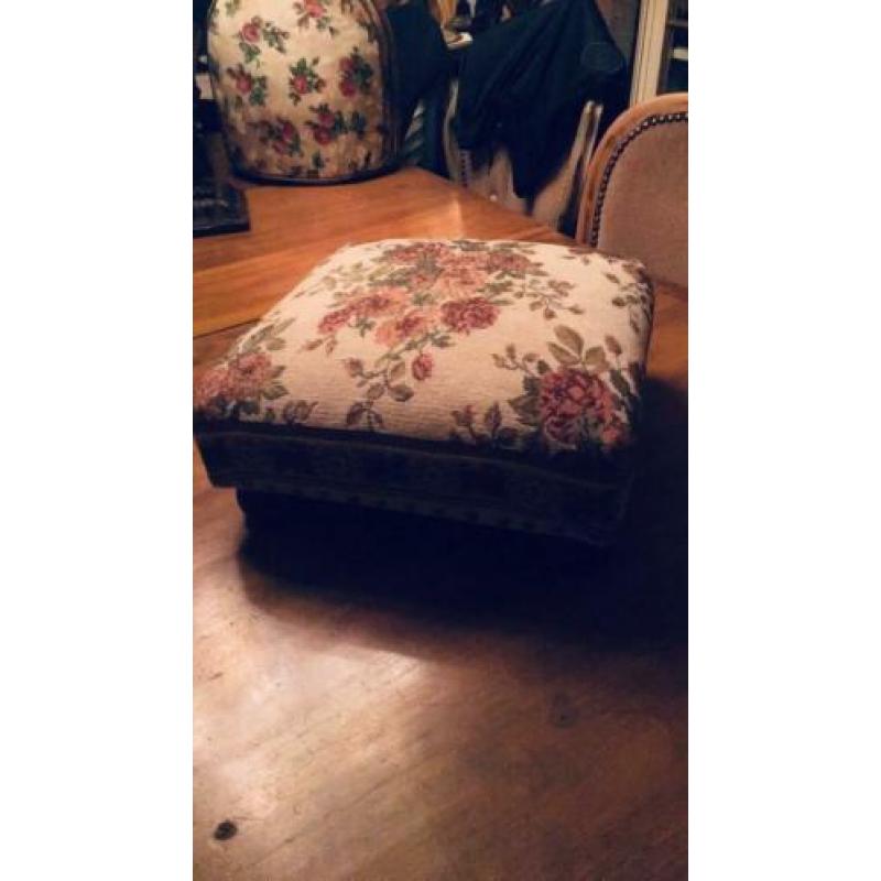 Antiek brocante krukje met gobelin stof.