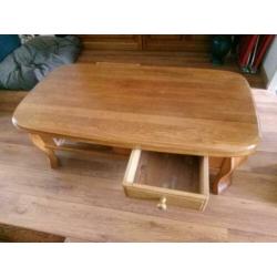 massief eiken salontafel lengte 1.25 breed 70 cm hoog 45 cm