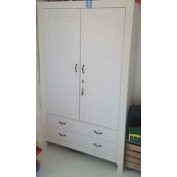 Complete babykamer (kledingkast, commode en ledikant)