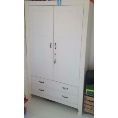 Complete babykamer (kledingkast, commode en ledikant)