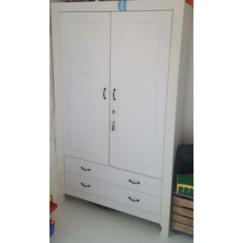 Complete babykamer (kledingkast, commode en ledikant)