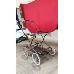 Mooie bruine kinderwagen uit de jaren 80.cabrio met soft top