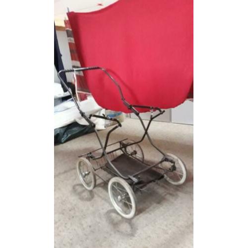 Mooie bruine kinderwagen uit de jaren 80.cabrio met soft top