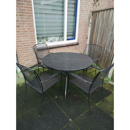 Stalen tuinset, goede conditie.