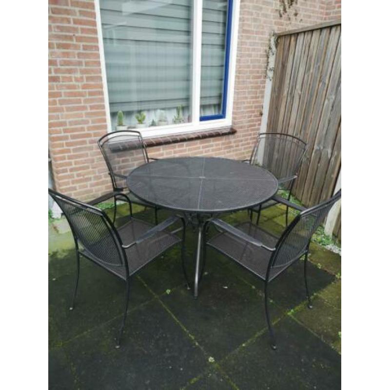 Stalen tuinset, goede conditie.