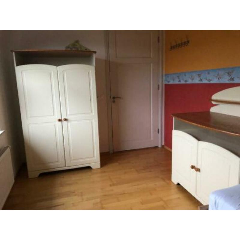 Babykamer, Uitgevoerd in warme hout en vanille kleur