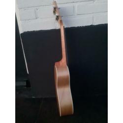 Ukelele FUK118NT, met tuner, plectrum en extra snaren