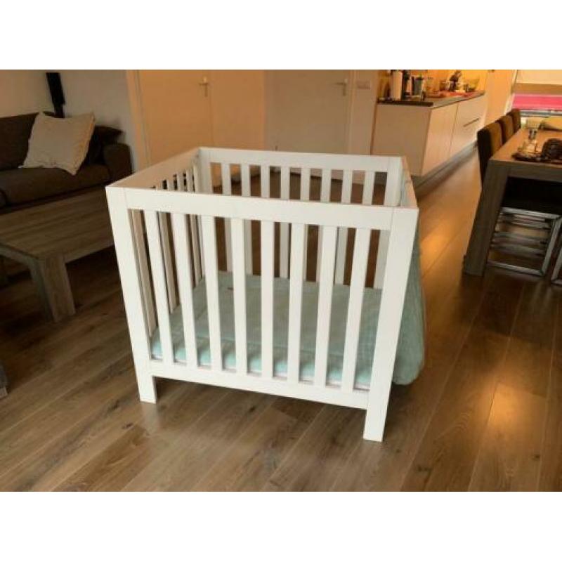 Box wit in Nieuwstaat met matras en hoeslaken