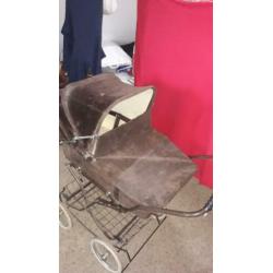 Mooie bruine kinderwagen uit de jaren 80.cabrio met soft top