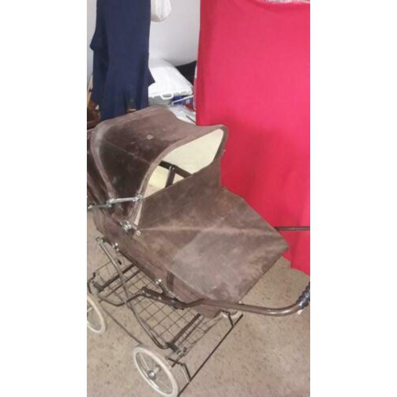 Mooie bruine kinderwagen uit de jaren 80.cabrio met soft top