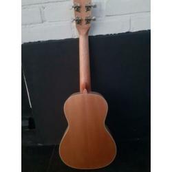Ukelele FUK118NT, met tuner, plectrum en extra snaren