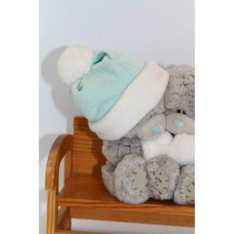 Me to you beertjes houten bank winter knuffelen cadeautip