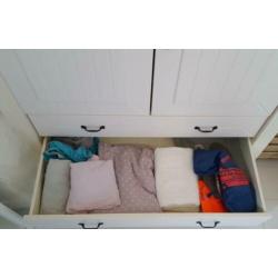 Complete babykamer (kledingkast, commode en ledikant)