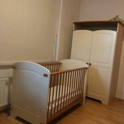 Babykamer, Uitgevoerd in warme hout en vanille kleur