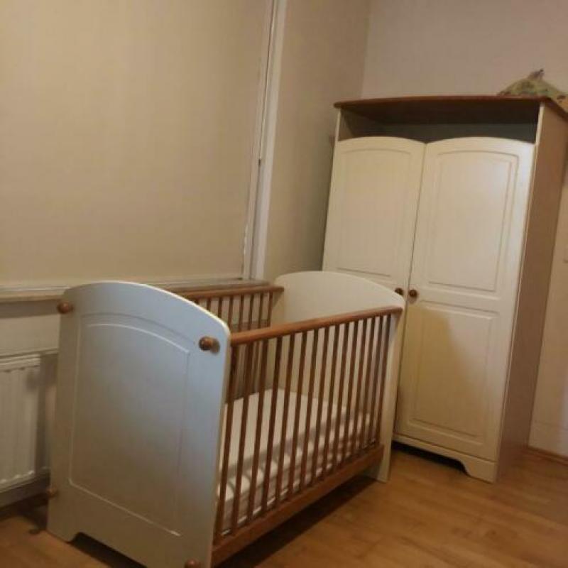 Babykamer, Uitgevoerd in warme hout en vanille kleur