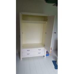 Complete babykamer (kledingkast, commode en ledikant)