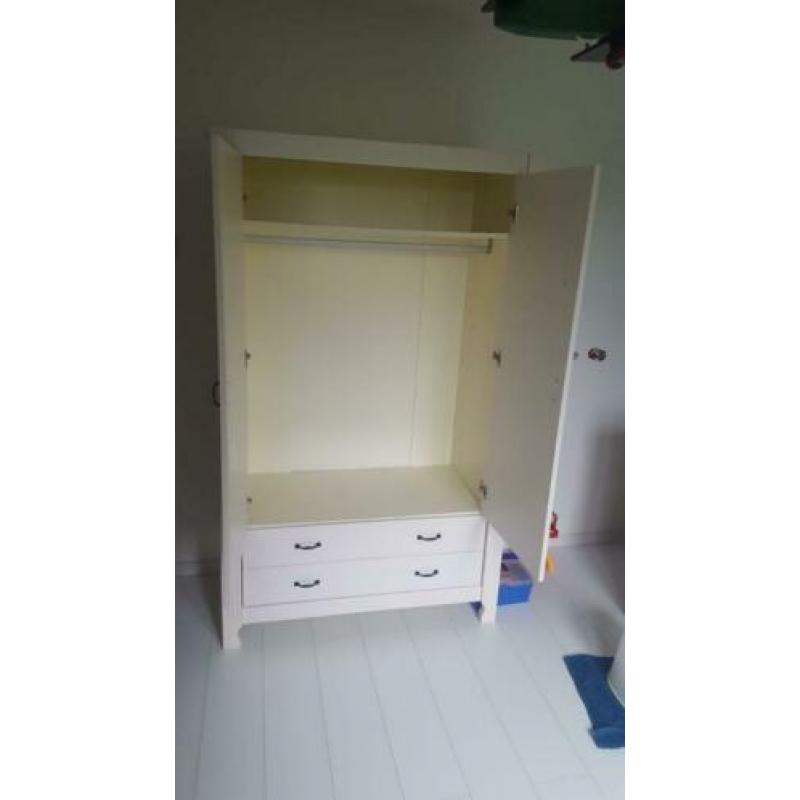 Complete babykamer (kledingkast, commode en ledikant)