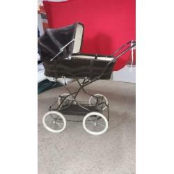 Mooie bruine kinderwagen uit de jaren 80.cabrio met soft top