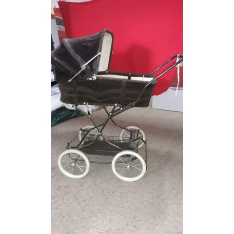 Mooie bruine kinderwagen uit de jaren 80.cabrio met soft top