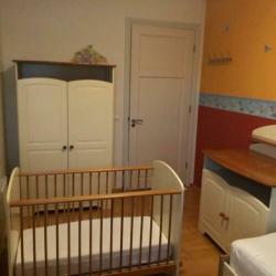 Babykamer, Uitgevoerd in warme hout en vanille kleur