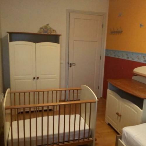 Babykamer, Uitgevoerd in warme hout en vanille kleur