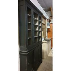 Prachtige grote oude vitrine kast met schuifdeuren onder.
