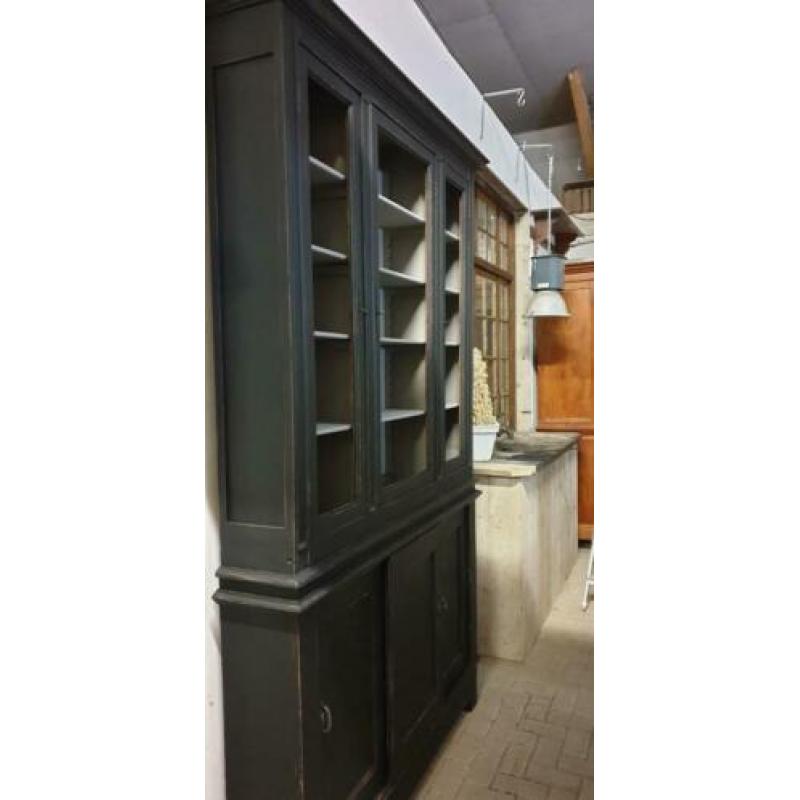 Prachtige grote oude vitrine kast met schuifdeuren onder.