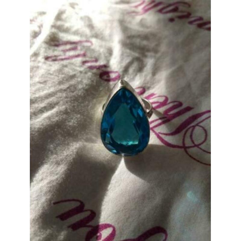 Prachtige handgemaakte 925z ring met blauw topaas maat 18.5