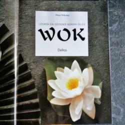 Lekker en gezond koken in de wok. Hardkaft boek uit 1991