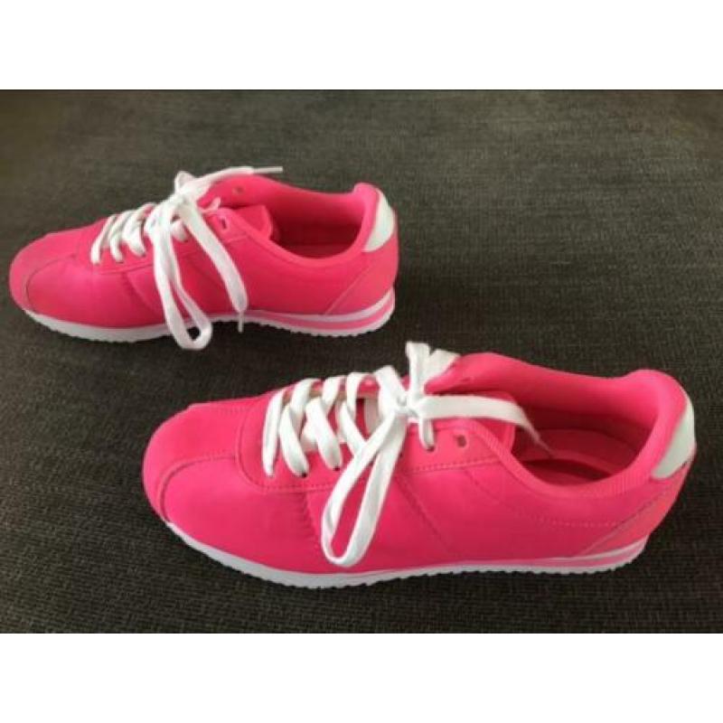 Leuke zomerse sneakers mt 39