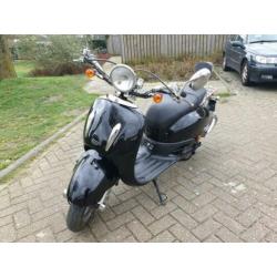 Grand retro snor scooter dus blauwe plaat