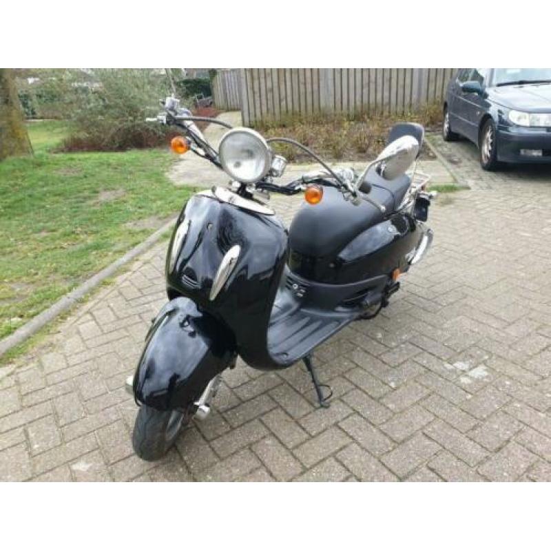 Grand retro snor scooter dus blauwe plaat