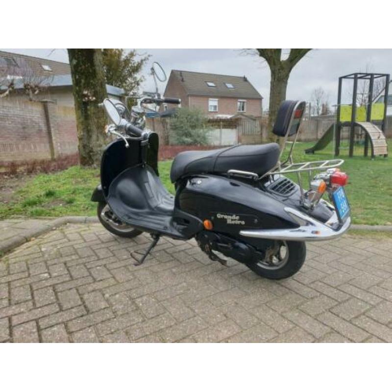 Grand retro snor scooter dus blauwe plaat