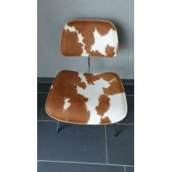 1x Vitra Eames Plywood Group LCM Calf's Skin essen zwart
