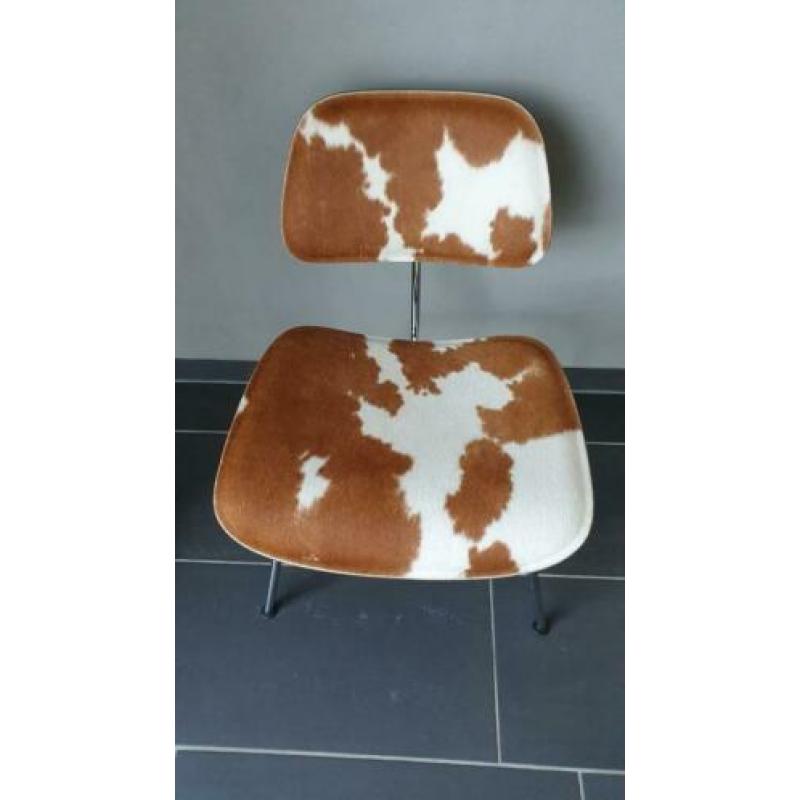 1x Vitra Eames Plywood Group LCM Calf's Skin essen zwart
