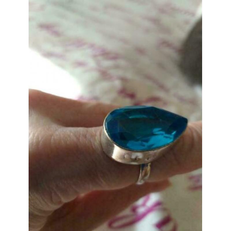 Prachtige handgemaakte 925z ring met blauw topaas maat 18.5