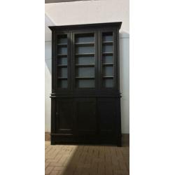 Prachtige grote oude vitrine kast met schuifdeuren onder.