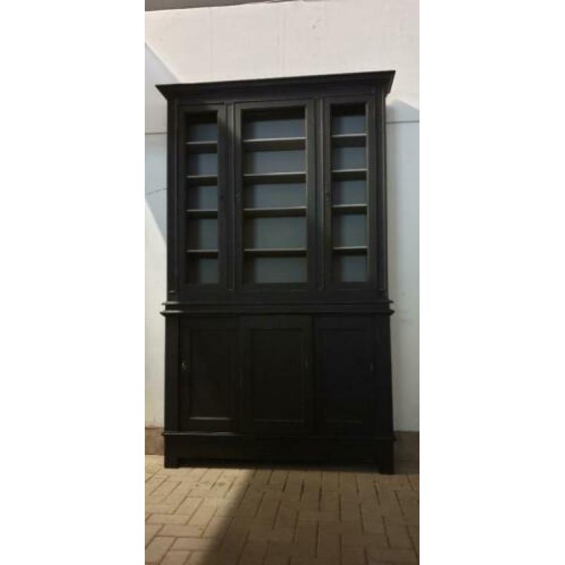Prachtige grote oude vitrine kast met schuifdeuren onder.